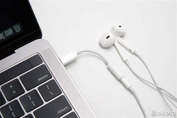 Apple USB-C to 3.5mm Headphone Hole Adapter
