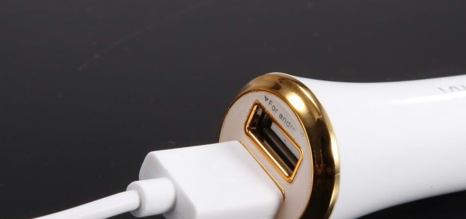 What are the advantages of the dual USB port car charger